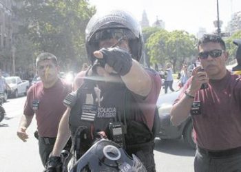 policia_marca_a_fotografo_by_bernardino_avila.jpg