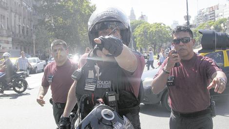 policia_marca_a_fotografo_by_bernardino_avila.jpg
