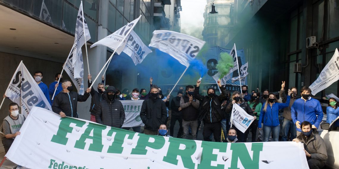 La caravana del SiPreBA llevó el reclamo salarial de prensa escrita a la sede de AEDBA