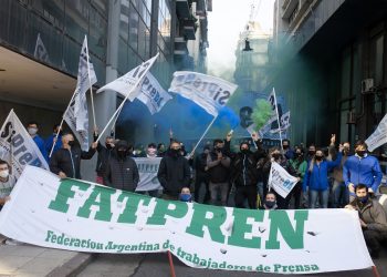 La caravana del SiPreBA llevó el reclamo salarial de prensa escrita a la sede de AEDBA