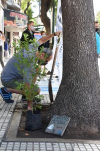 A #45AñosDelGolpeGenocida homenajeamos a #RodolfoWalsh. Junto a su nieta Fiorella y su bisnieta de 3 meses, #PlantamosMemoria y sembramos una "Eugenia" para mantener presente su legado en Av. San Juan y Av. Entre Rios, la esquina en la que fue secuestrado y desaparecido en 1977.