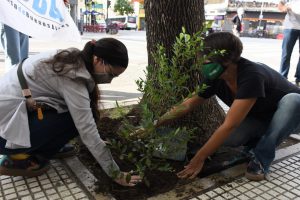 A #45AñosDelGolpeGenocida homenajeamos a #RodolfoWalsh. Junto a su nieta Fiorella y su bisnieta de 3 meses, #PlantamosMemoria y sembramos una "Eugenia" para mantener presente su legado en Av. San Juan y Av. Entre Rios, la esquina en la que fue secuestrado y desaparecido en 1977.