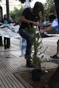 A #45AñosDelGolpeGenocida homenajeamos a #RodolfoWalsh. Junto a su nieta Fiorella y su bisnieta de 3 meses, #PlantamosMemoria y sembramos una "Eugenia" para mantener presente su legado en Av. San Juan y Av. Entre Rios, la esquina en la que fue secuestrado y desaparecido en 1977.