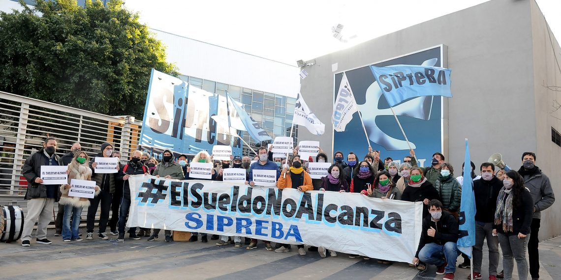 Paro en Editorial Perfil en reclamo por el pago del aguinaldo y recomposición salarial