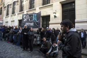 Buenos Aires 28 de abril 2022 El Sueldo No Alcanza Asamblea abierta fuera del diario Pagina 12 foto Rolando Andrade Stracuzzi ley 11723