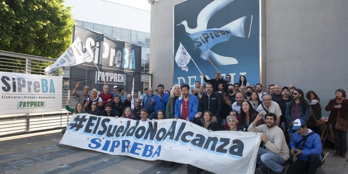 Buenos Aires 4 de mayo 2022 Asamblea Abierta fuera de la Editorial Perfil SiPreBA FATPREN en la calle California 2700 foto Rolando Andrade Stracuzzi ley 11723