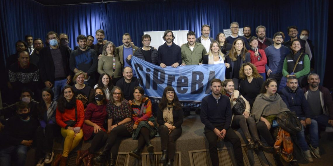 Junto a legisladores, dirigentes y referentes de la comunicación, presentamos nuestra encuesta anual en el Congreso