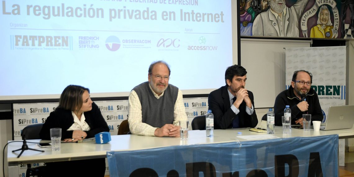 Debate sobre derechos y regulación privada de Internet