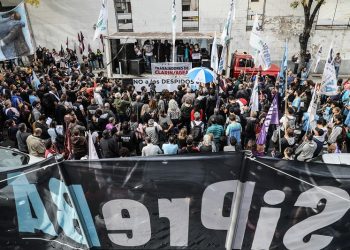 Masivo acto frente a Clarín en defensa de nuestro oficio, contra los despidos y por SiPreBA en Paritarias