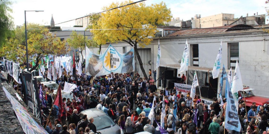 acto viernes 21 de abril de 2023 sipreba frente a clarín