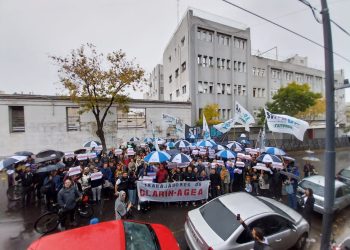 Clarín: Sipreba convocó paro general y el Ministerio de Trabajo dictó una conciliación que retrotrae los despidos