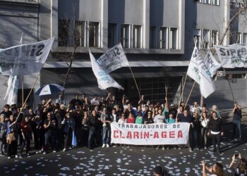 Estuvimos frente a Clarín: nueva acción de reclamo contra el ajuste y en defensa de nuestro oficio