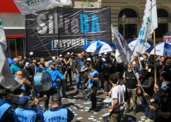 Paro y movilización por la paritaria en prensa escrita