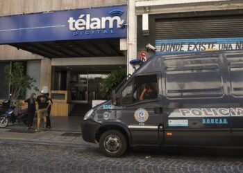 Repudiamos la presencia policial en la puerta de los medios públicos