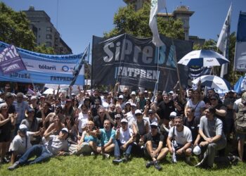 Paramos y movilizamos al Congreso con las centrales: por los salarios y contra las reformas de Milei