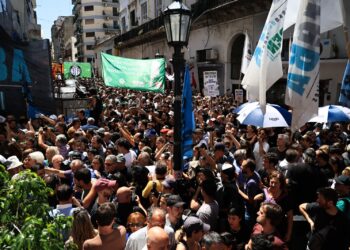 Masivo abrazo en defensa de Télam