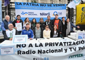 Presentamos cientos de miles de firmas contra la privatización de las empresas públicas