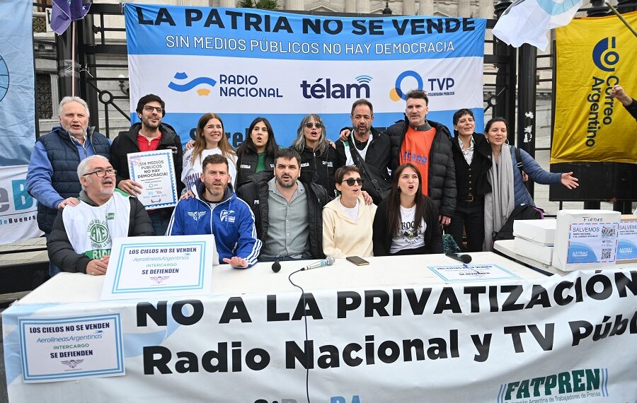 Presentamos cientos de miles de firmas contra la privatización de las empresas públicas