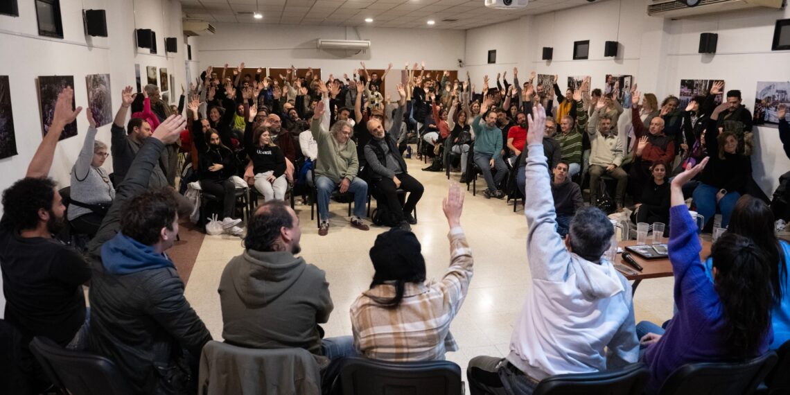 Somos Télam: “Volvemos a trabajar y levantamos los acampes. La lucha continúa”