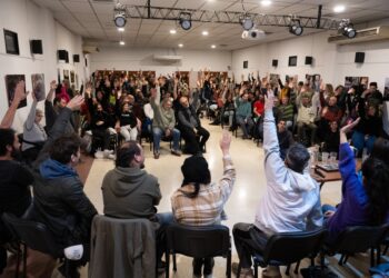 Somos Télam: “Volvemos a trabajar y levantamos los acampes. La lucha continúa”