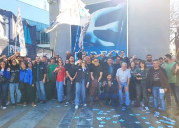 Prensa en lucha: acto en la puerta de Perfil