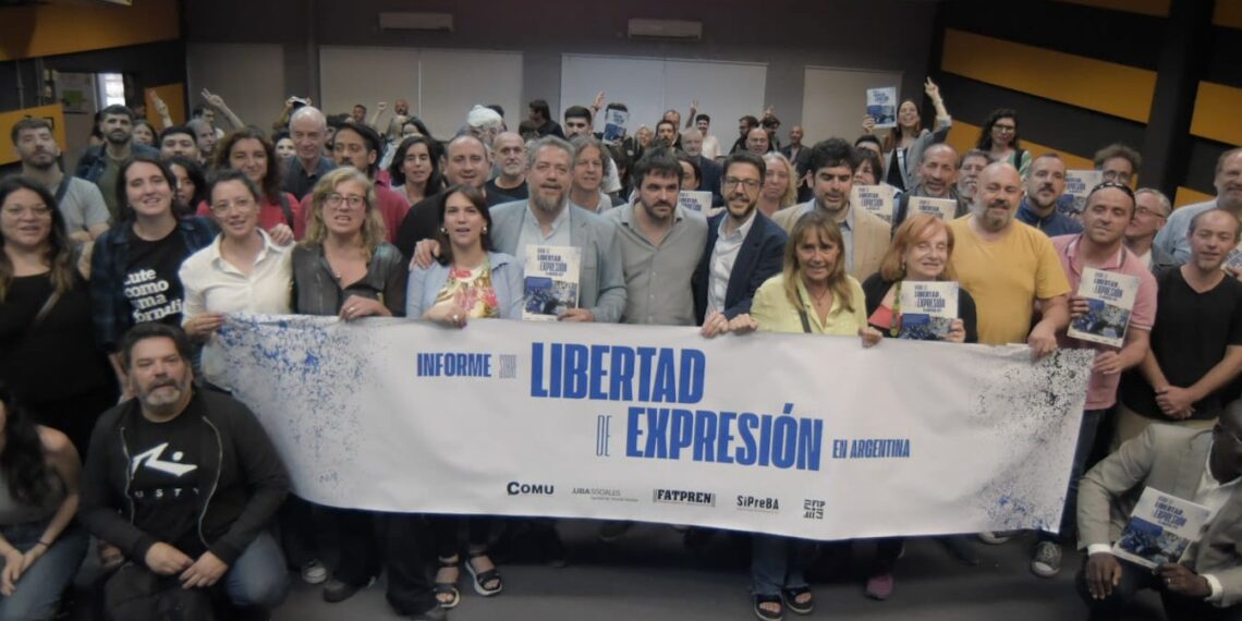 Violencia, precarización y silenciamiento: la libertad de expresión sufrió un ataque sistemático en el primer año de Milei