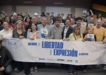 Violencia, precarización y silenciamiento: la libertad de expresión sufrió un ataque sistemático en el primer año de Milei