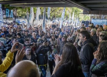 Masivo abrazo a los medios públicos