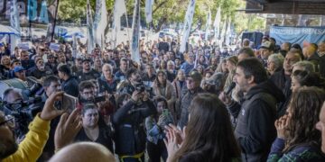 Masivo abrazo a los medios públicos