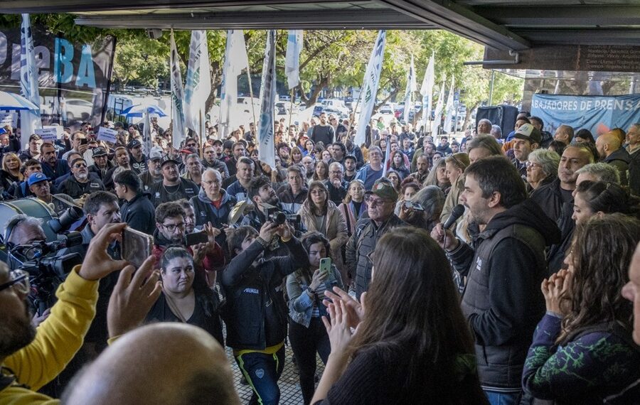 Masivo abrazo a los medios públicos