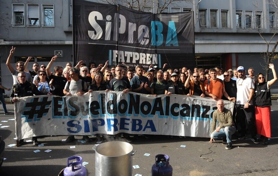 Olla contra el hambre en Clarín en reclamo por nuestros salarios de miseria