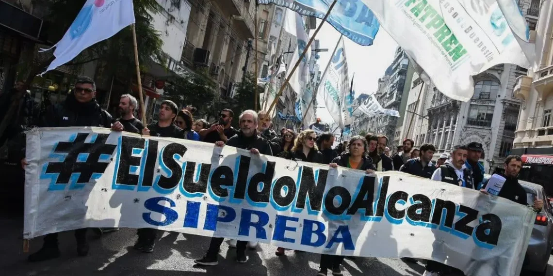 Pagar salarios ajustados tiene consecuencias: llevamos nuestro reclamo a los Martín Fierro