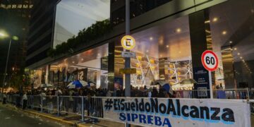 Llevamos nuestro reclamo salarial a los Martín Fierro
